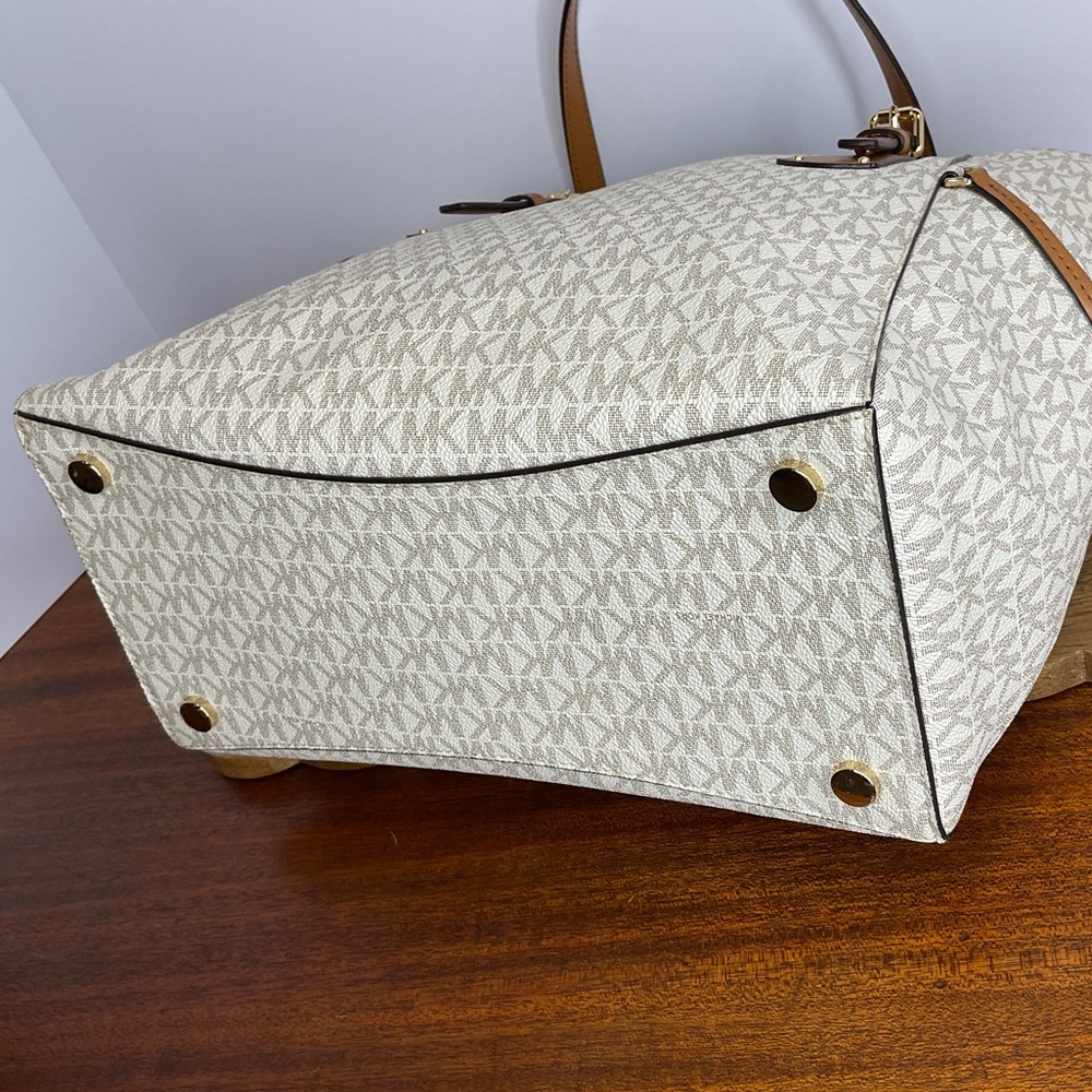 Michael Kors White/Brown Signature Coated Canvas Voyager Tote - Picture 7 of 9